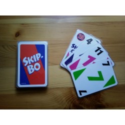 Ein Bild von dem Kartenspiel  SKIP-BO Kartenspiel mit Braillezeichen